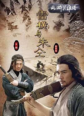 祝小满站在贴满日历页的旧墙前